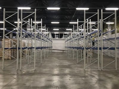 Leverans och installation av lagerhyllsystem för placering av 603 pallar i lagret hos företaget "Karavela".7
